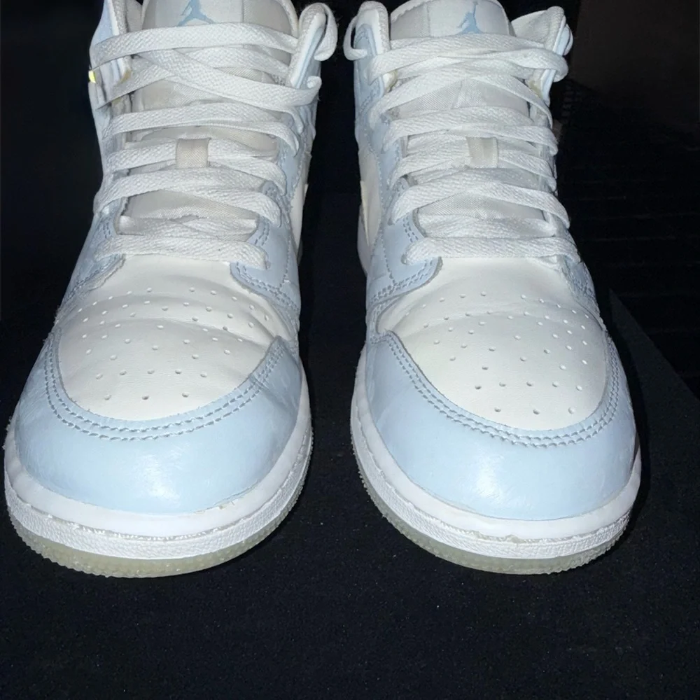 Nike Air Jordan 1 Mid Glitter Swoosh Ice Blue White Kids FQ9117-400 - Picture 7 of 8